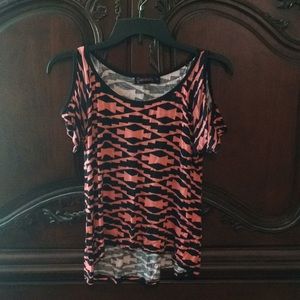 Junior top with keyhole sleeves